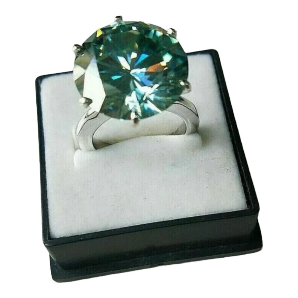 Luxury Ring Sz 7